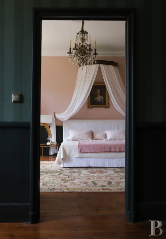 An 18th century chateau surrounded by trees and hills in the Lot valley - photo  n°20